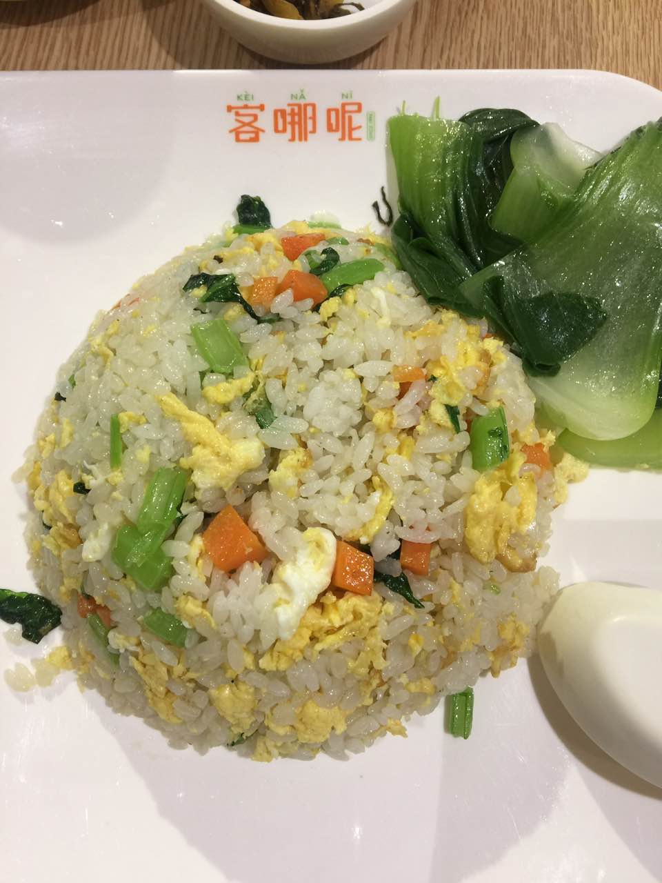 苦菜鸡蛋炒饭味道不错的,油也适中不会太油,就是配的苦菜汤咸了.