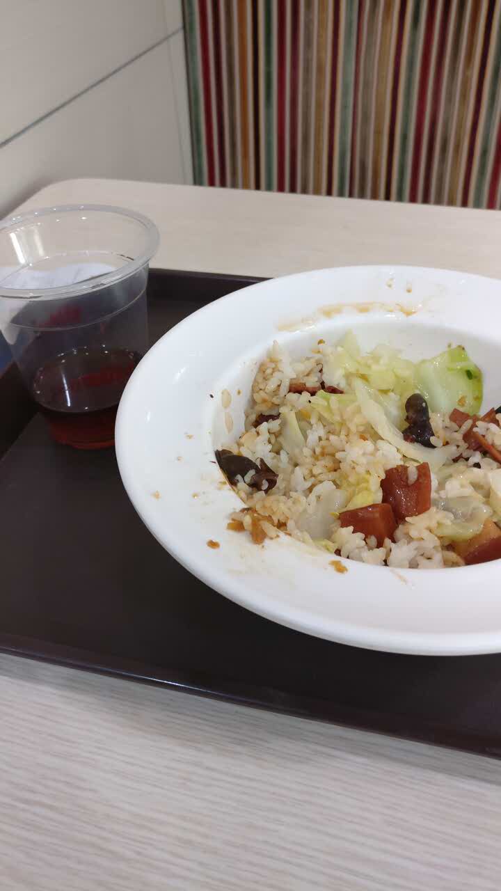 要了份笋干烧肉饭看着还行一吃没辣死我笋干重口味没吃出什么味道