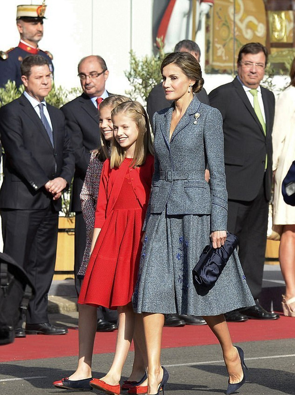 西班牙王室发布莱昂诺尔公主首张官方照,超高