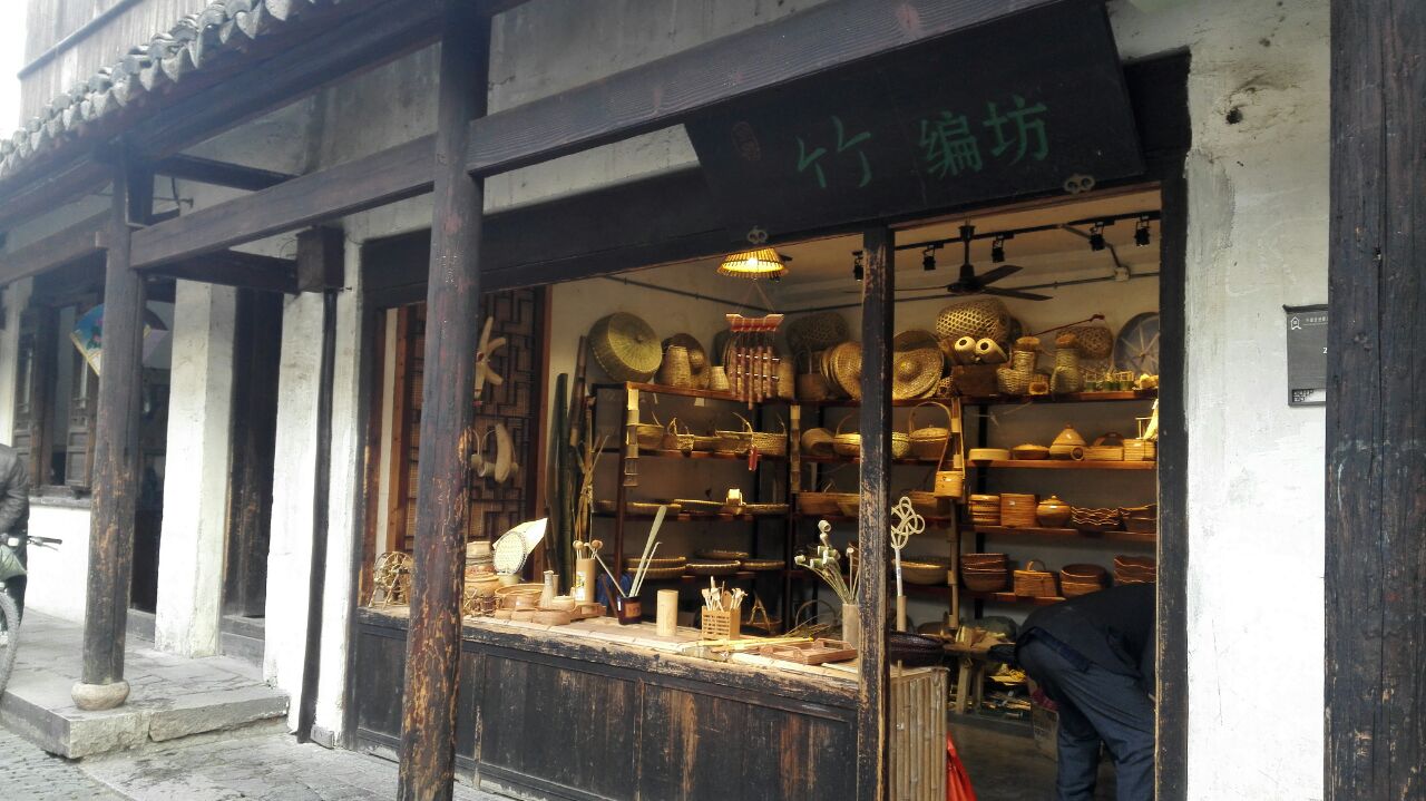 既有日常生活中的用具,也有各种精致的竹编工艺品,没有顾客的时候