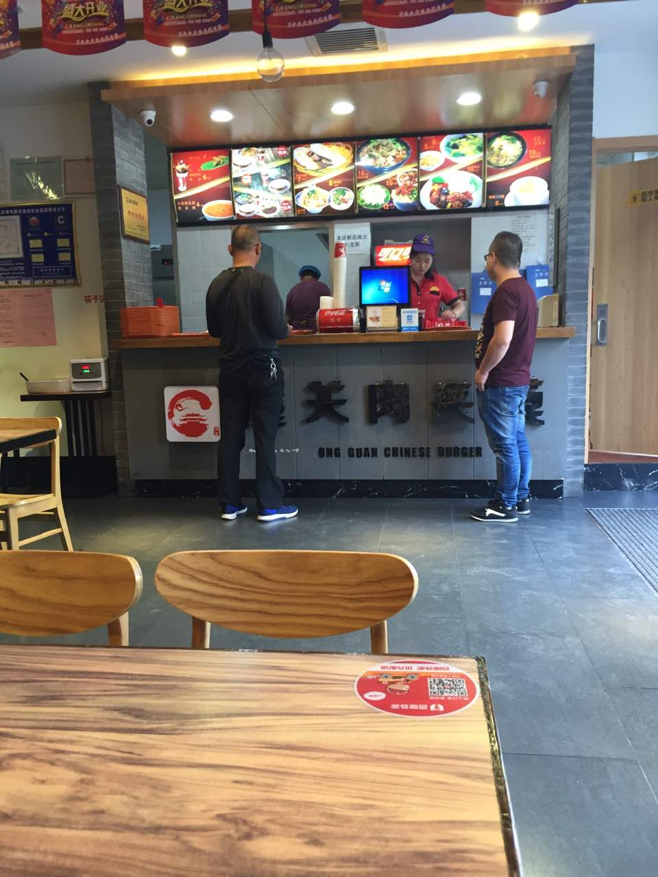 收银员在不洗手,不戴手套的情况下调凉皮!来起码的卫生常识都没有!