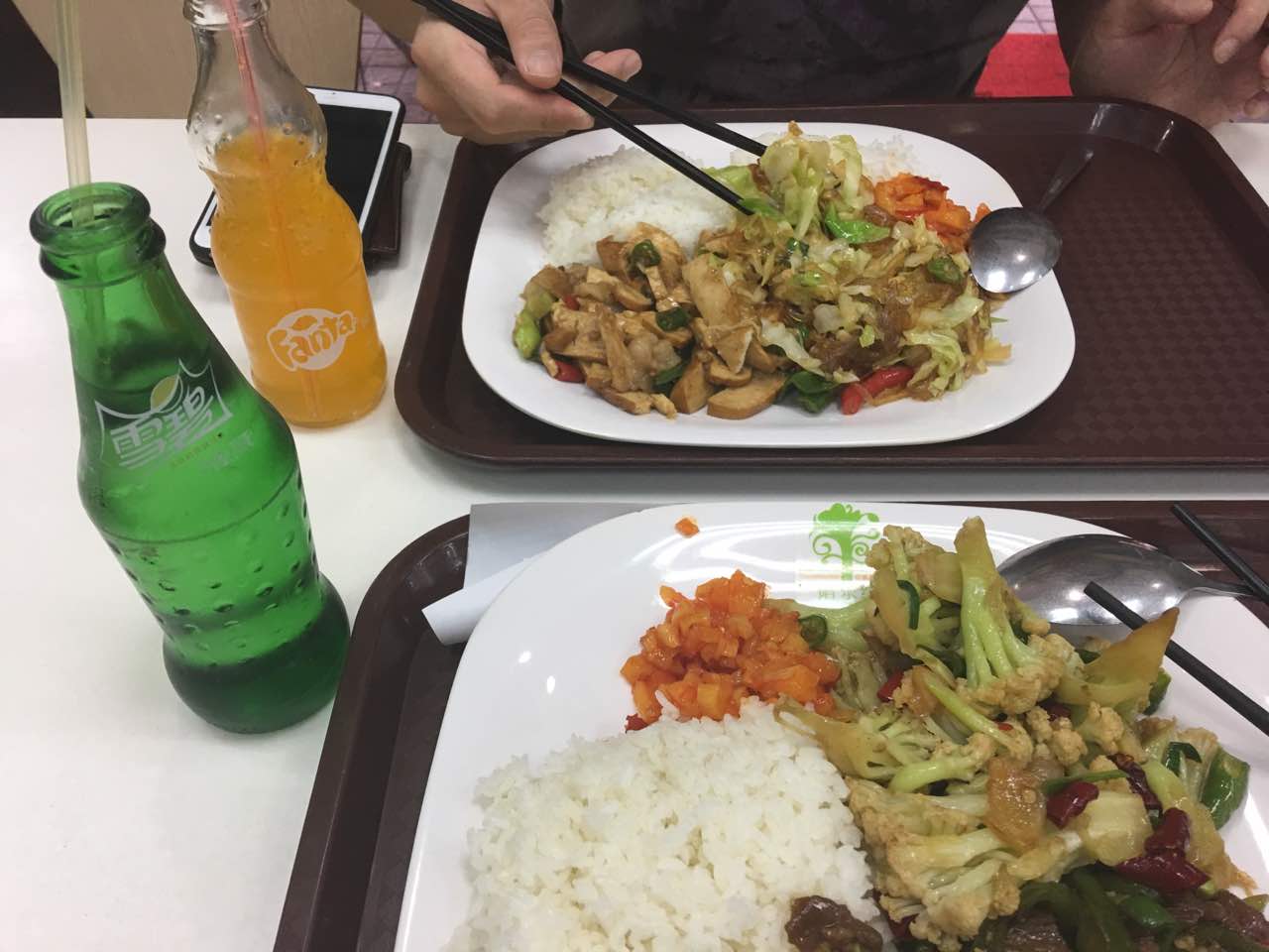 价格实惠,还有饮料送,一点后汤粥免费,在深圳吃过很多自选快餐,这个算
