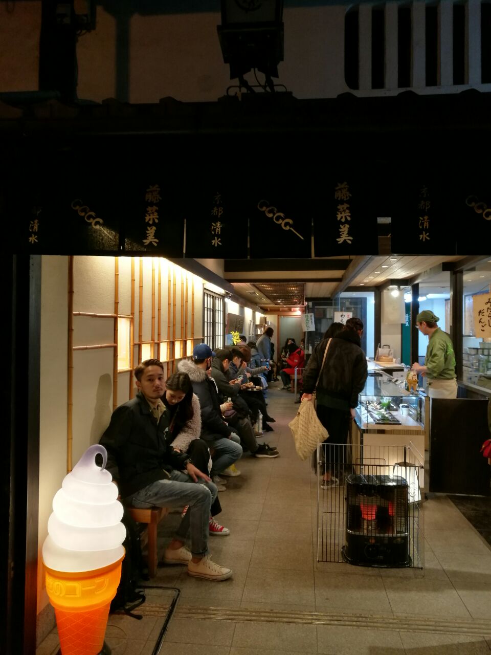 红枫季的夜晚,三年坂也是一样不输白天的热闹,这家日式小食店座位很多