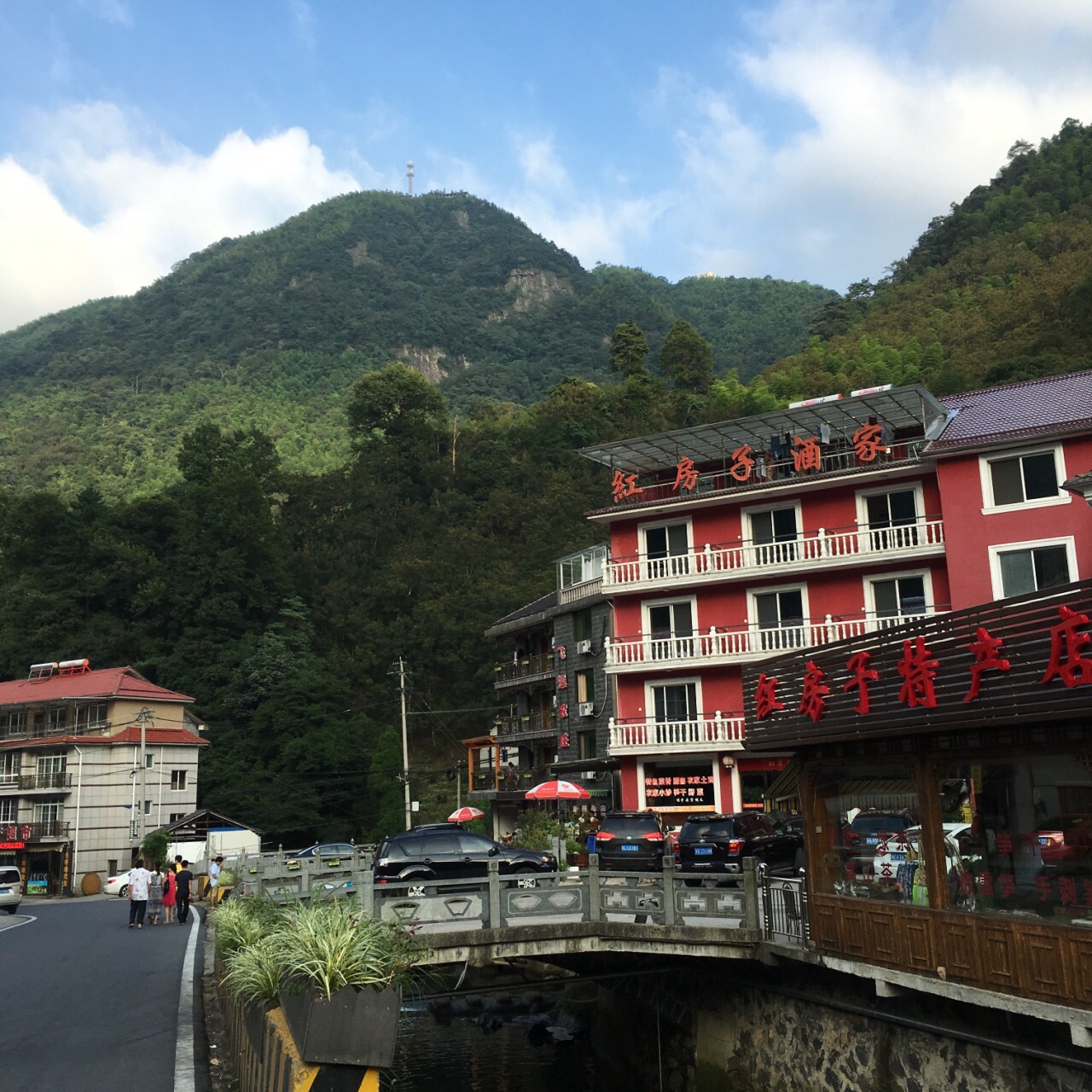 2016年8月份去度假的整个大溪村在一个山谷里一条小溪穿村而过风景独