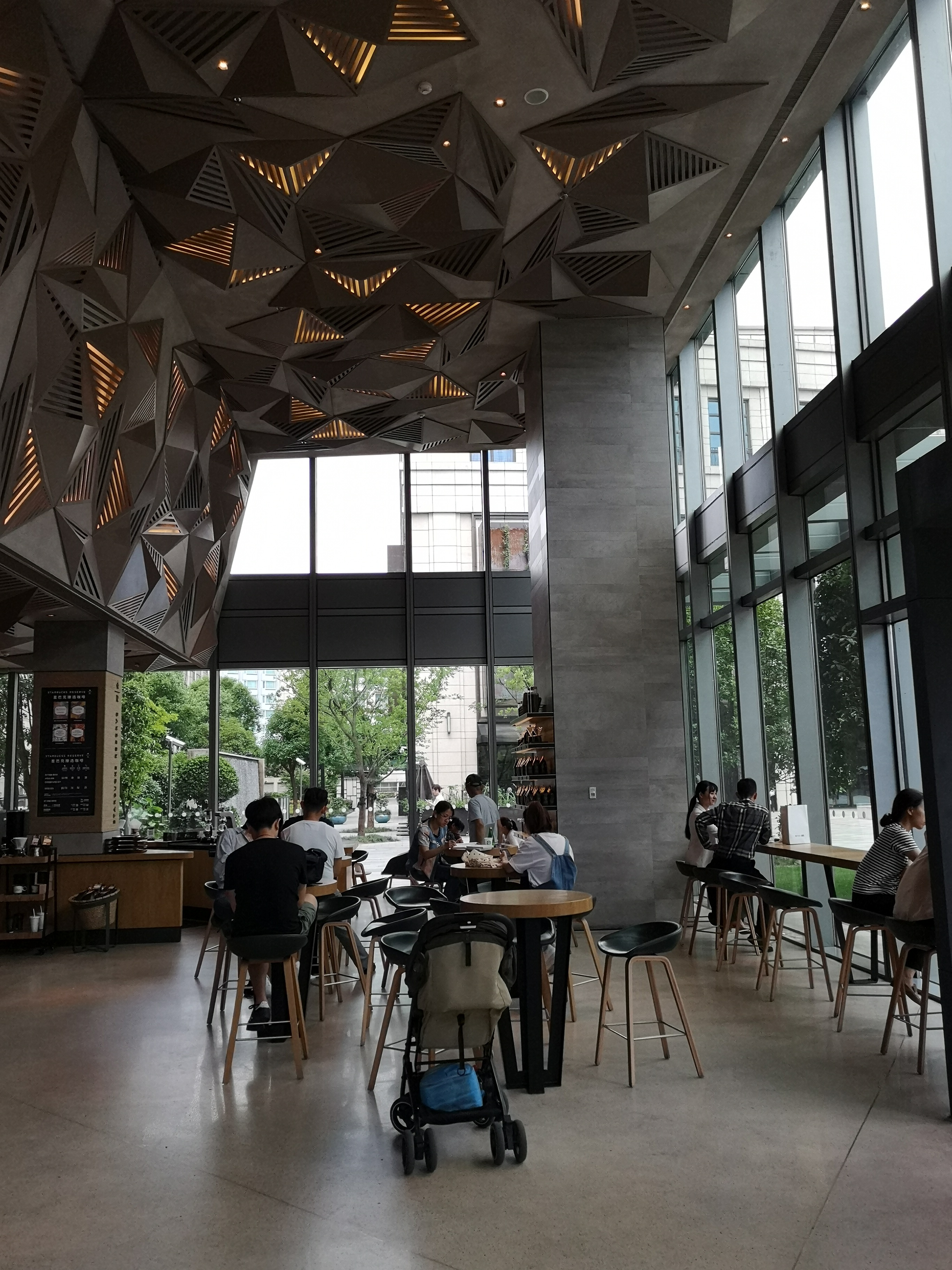 2022星巴克臻选(杭州嘉里中心1f店)美食餐厅,不得不说,门面是落地透明