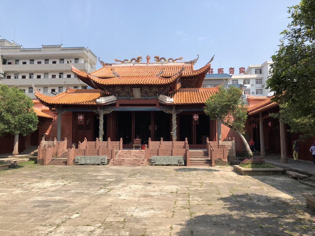 汀州文庙历史上曾经拥有庞大的建筑群,包括现在的长汀县县政府大院的