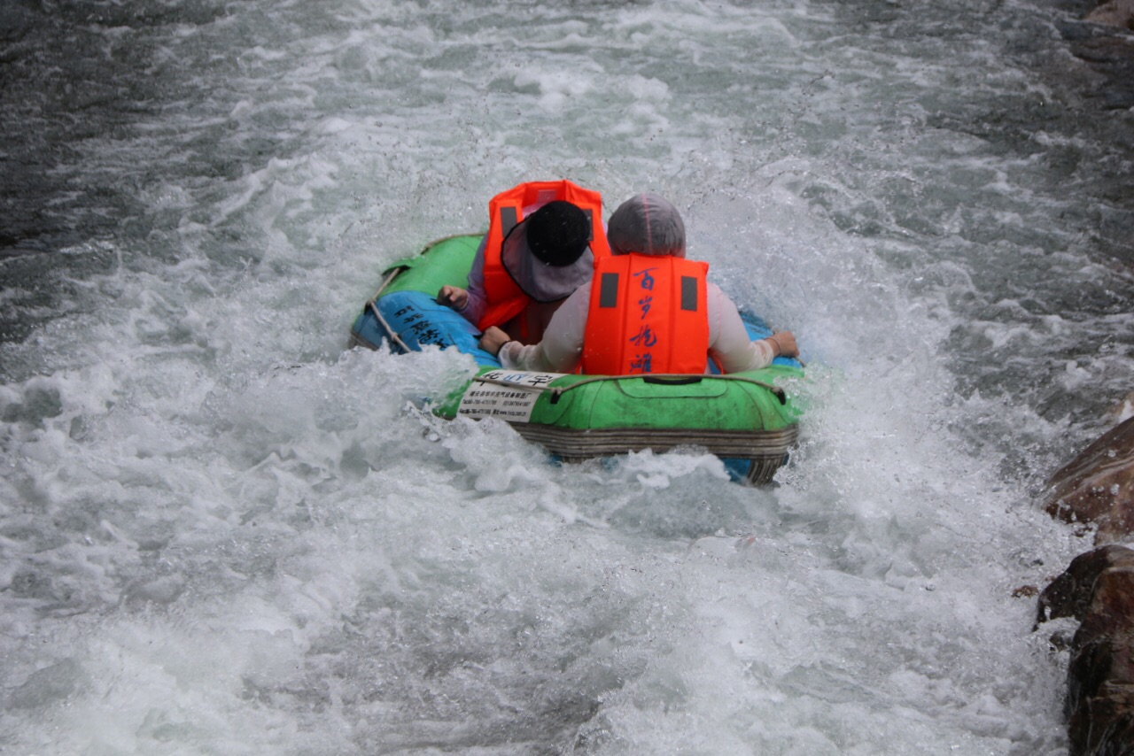 百岁峡抢滩漂流