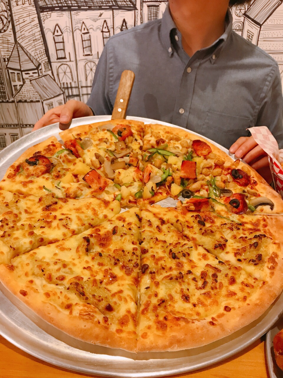 吃了五年的整点比萨绝对真爱料很足很实在尤其人多的时候来个16寸太爽