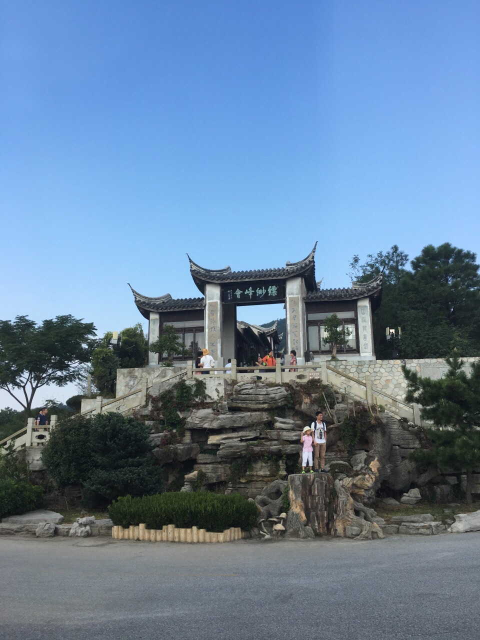 苏州西山风景区位于太湖之滨,景色宜人,秋高气爽的日子,阳光撒在湖面