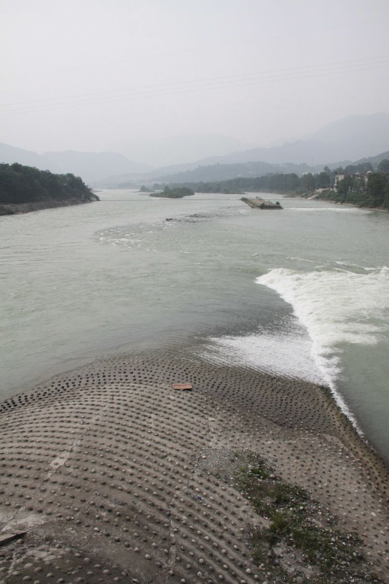 都江堰鱼嘴是著名水利工程都江堰的重要组成部分