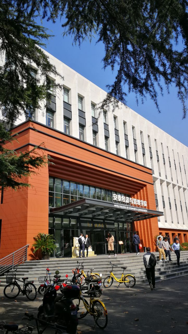 不过还是有几家有特色的,开在交大包兆龙图书馆里的这家就是