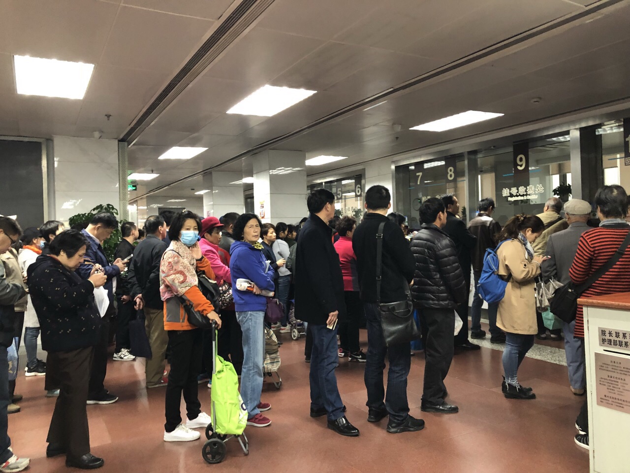 2023曙光医院-食堂美食餐厅,好不容易开完药,排队付钱,.