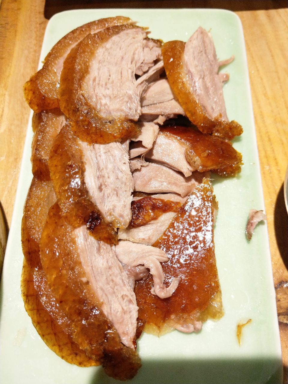 她家滴局气文书烤鸭的确还不错,价格也不贵,198一只99半只是全聚德滴