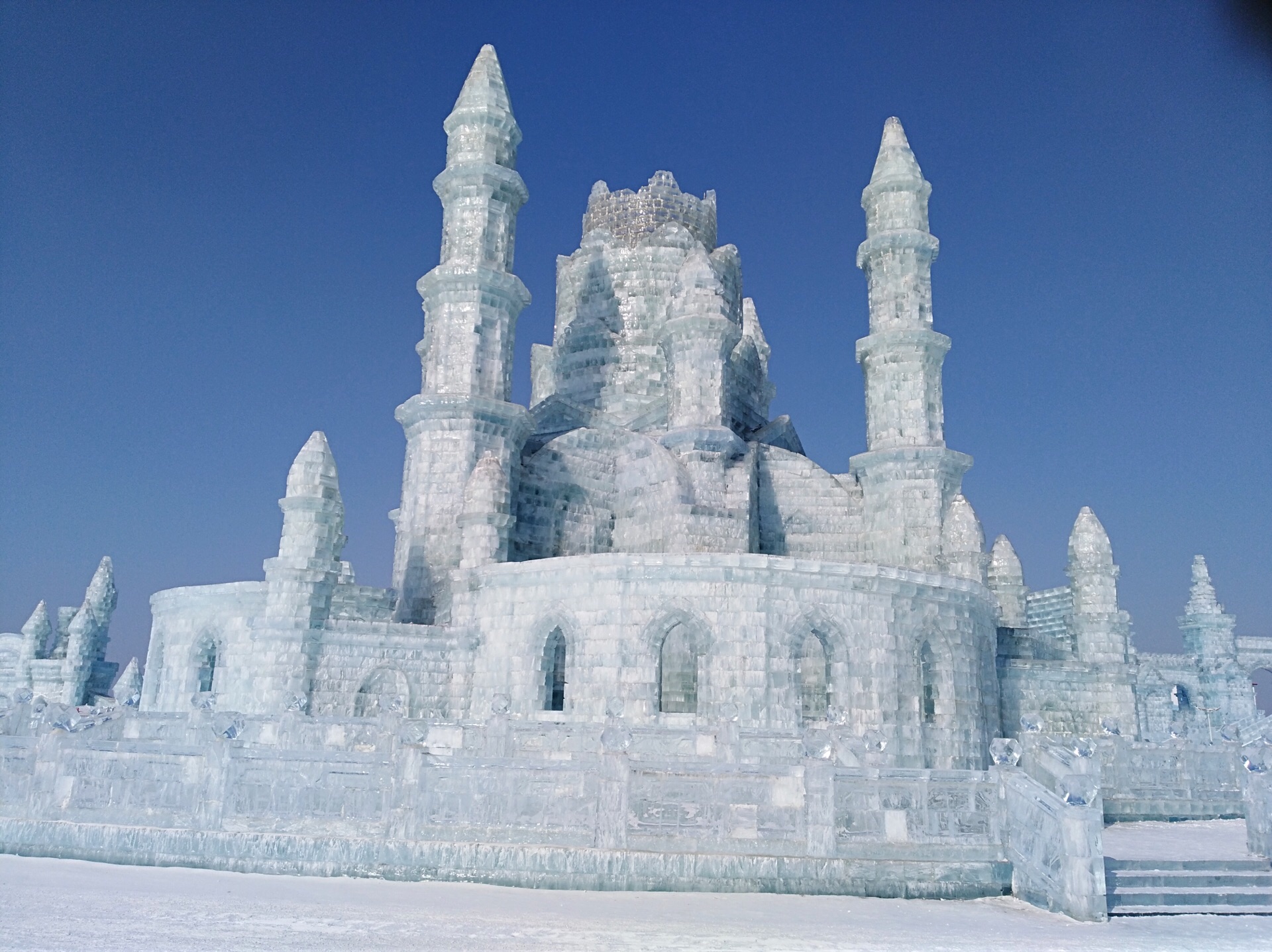 【携程攻略】哈尔滨哈尔滨冰雪大世界景点,冰雕、雪雕、冰灯、冰滑梯，真的是让人眼花缭乱～白天和夜间执行不同…