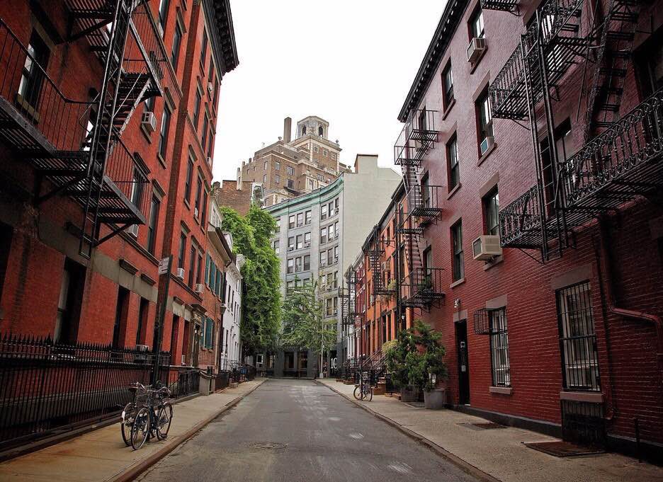 格林威治村是纽约市曼哈顿南部下西城的一个大型居住区,大部分居民为