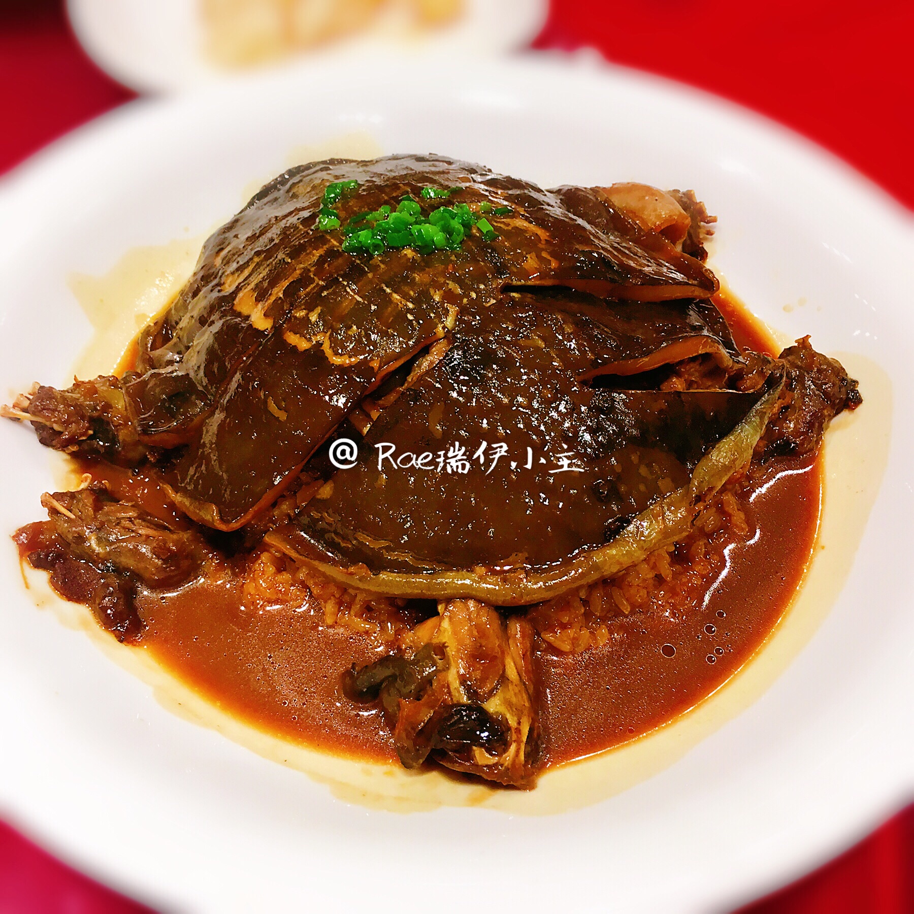 21  公司年会每年都在他家办,今年也不例外,二楼的小会场摆了10桌左右