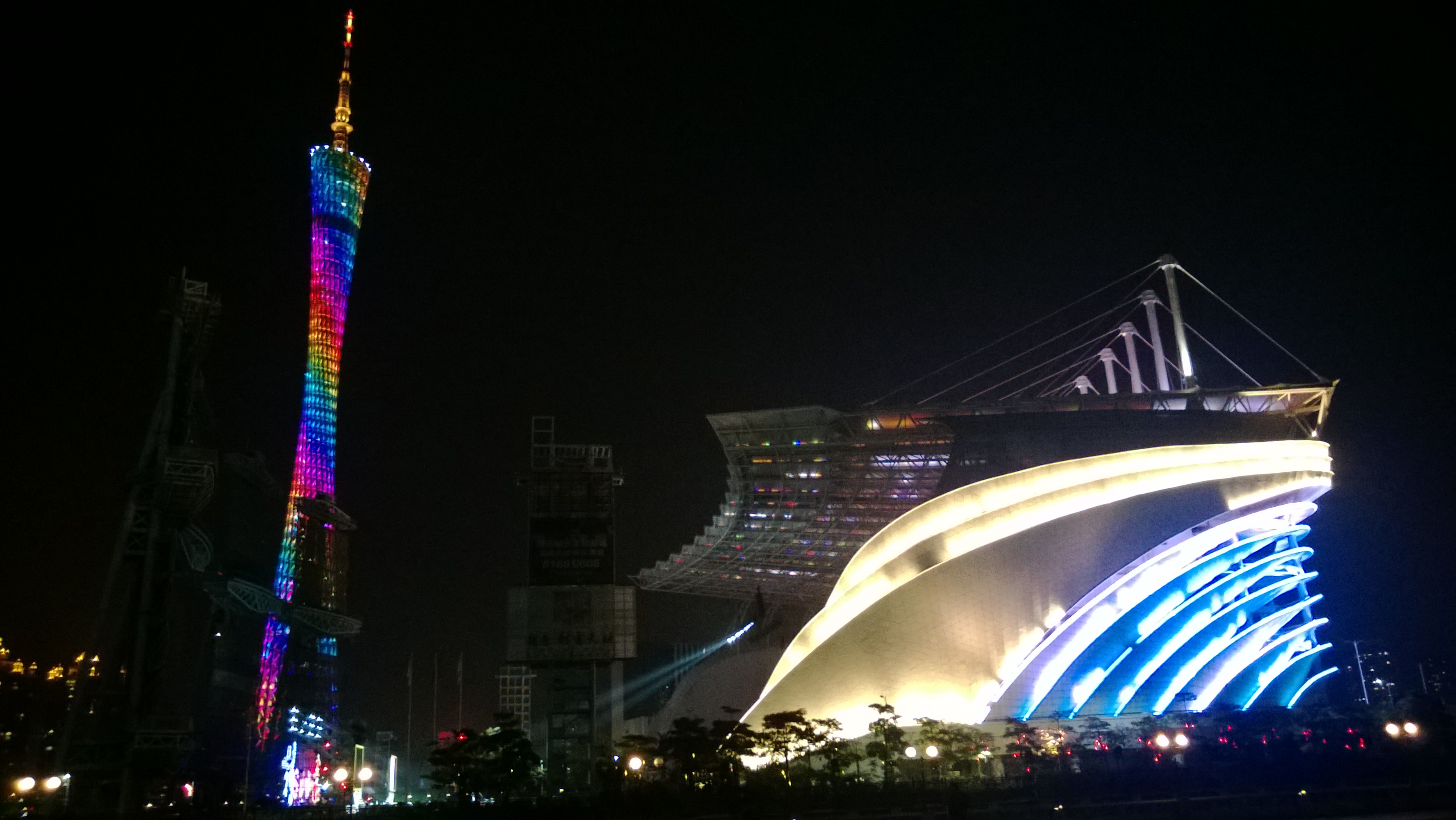 【携程攻略】广州珠江夜游海心沙西区码头景点,来广州五年，第一次来夜游珠江，还是和家人一起，在这个2018第一天特…