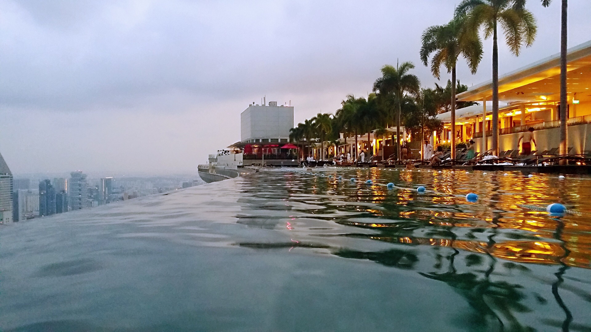 滨海湾金沙空中花园：无边际泳池、酒吧和餐馆 - Visit Singapore 官方网站