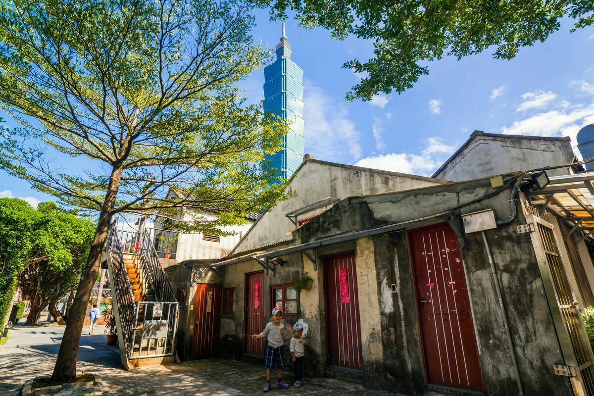 四四南村与台北101只有一墙之隔这种极致的破败和极致的繁华给人带来