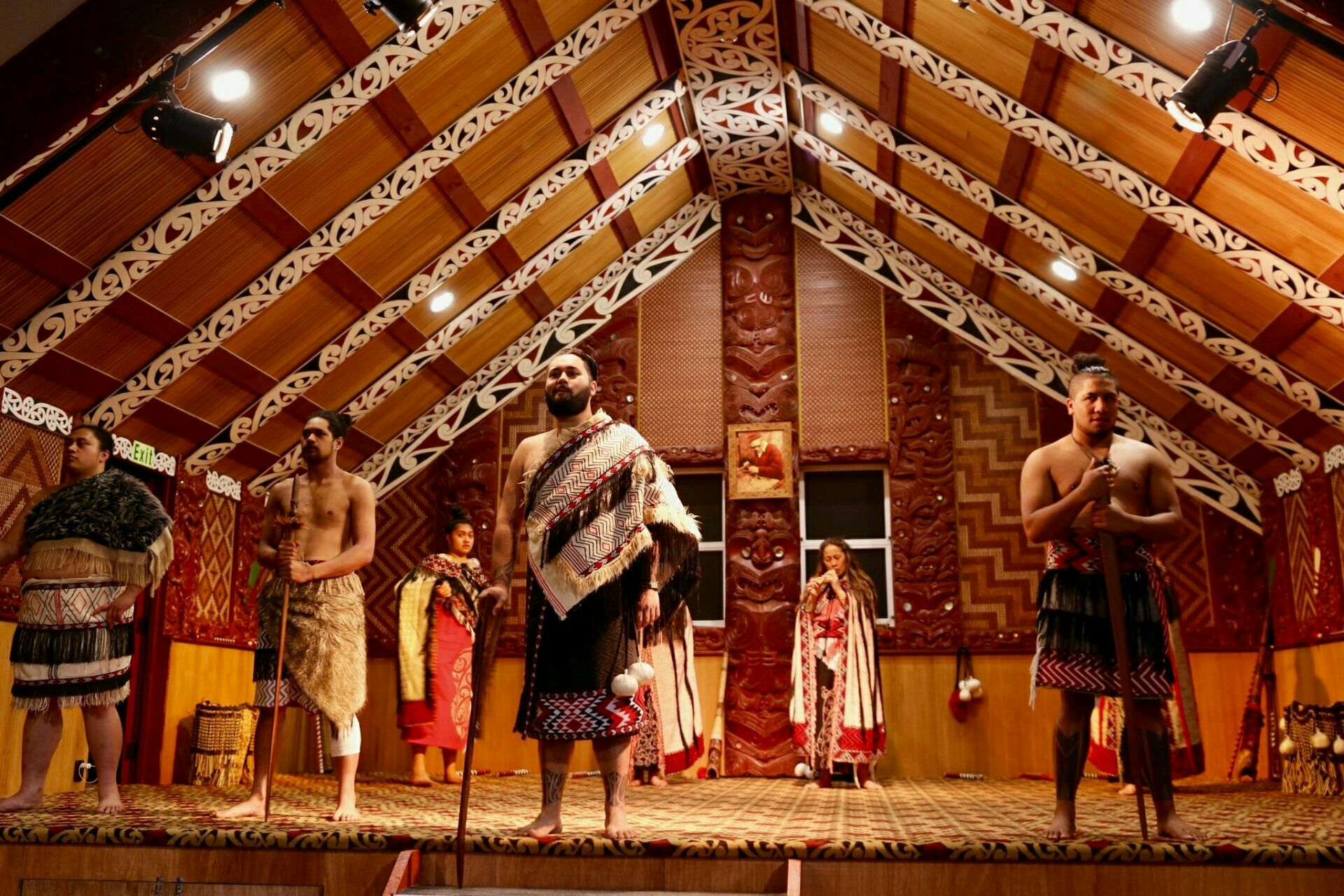 最为重要的是可以看到毛利人的现场表演毛利演员身体强壮舞蹈铿锵有力