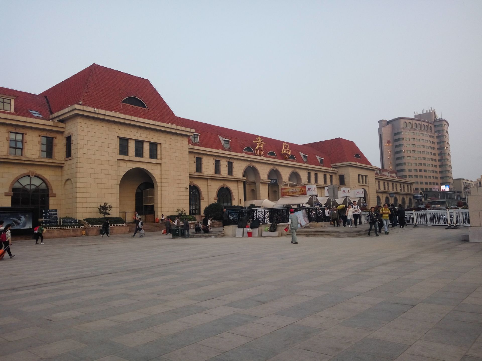 青岛火车站在哪个区什么路（实拍山东青岛百年火车站，面朝大海，还被誉为"中国最美火车站"） | 说明书网