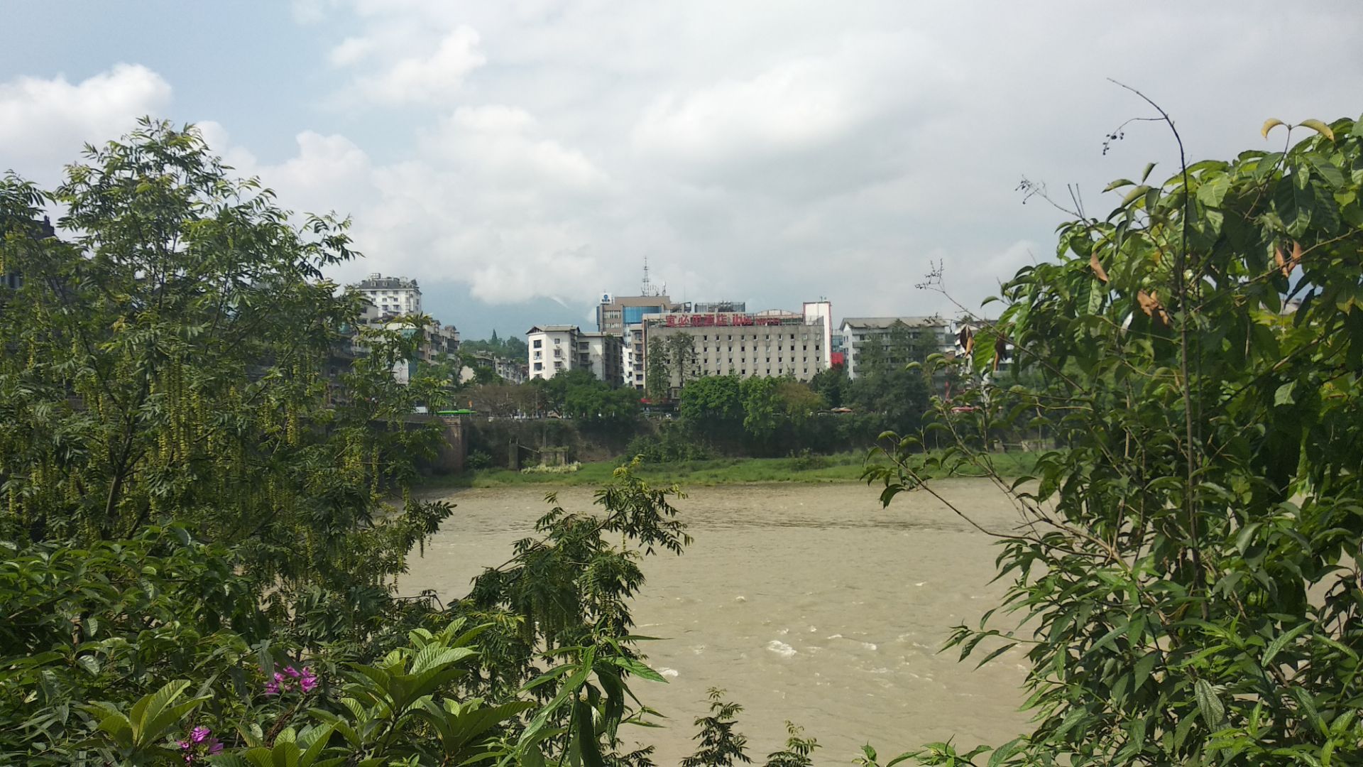 【携程攻略】雅安沿江公园景点,我花了好大力气才分辨出河岸上那堆