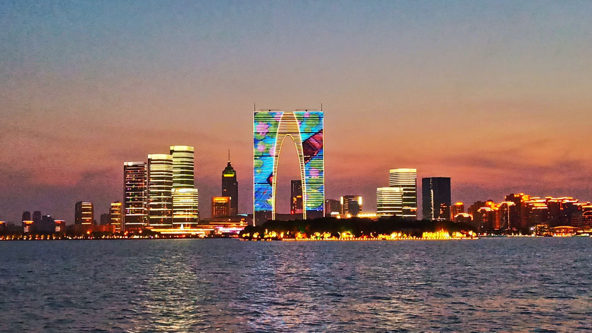 东方体育新闻报道中国女排逆转夺冠引爆全场激情