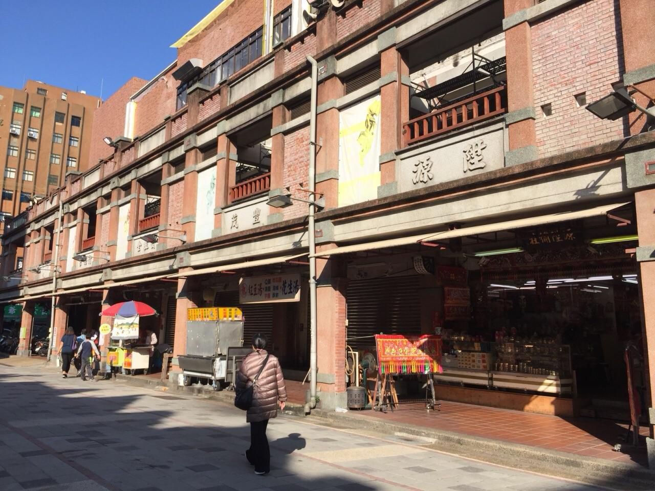 街两边都是卖中药,干货,干果,台湾茶,花茶的商店
