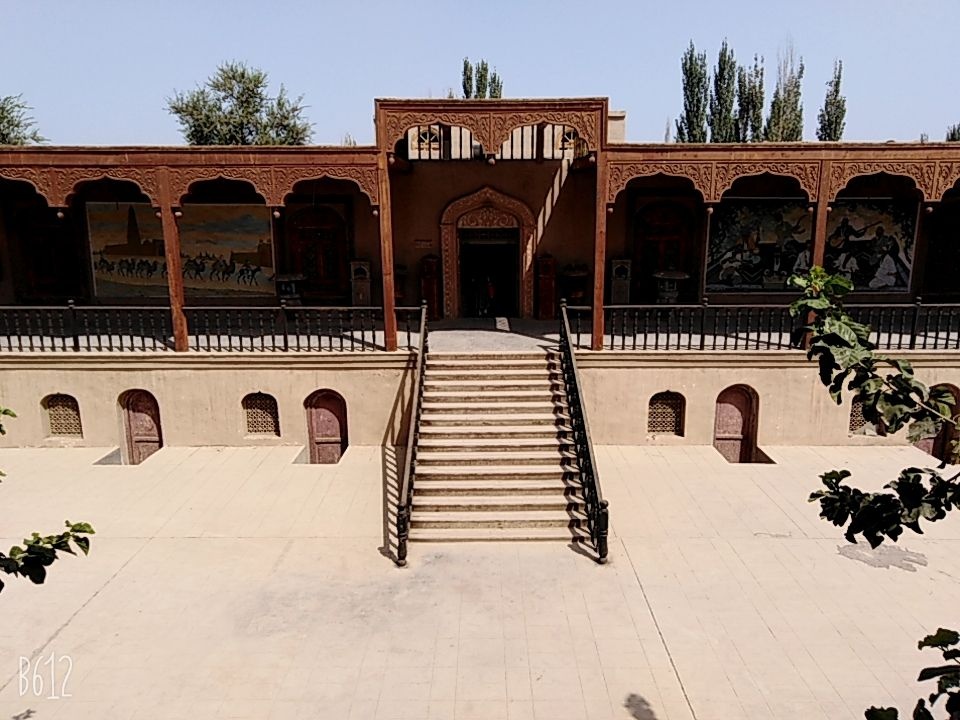 站在郡王府楼上就可以看到掩映在一片绿色葡萄架旁的苏公塔.