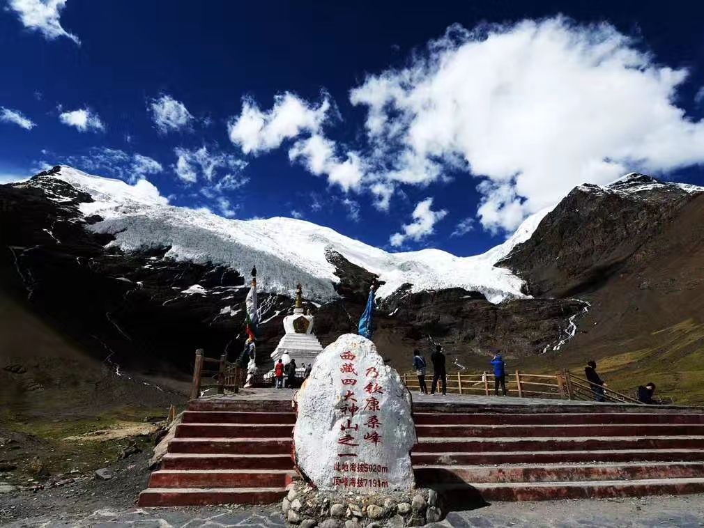 雍布拉康位于山南市泽当镇11公里的扎西次日山上,"雍布"意为"母鹿"