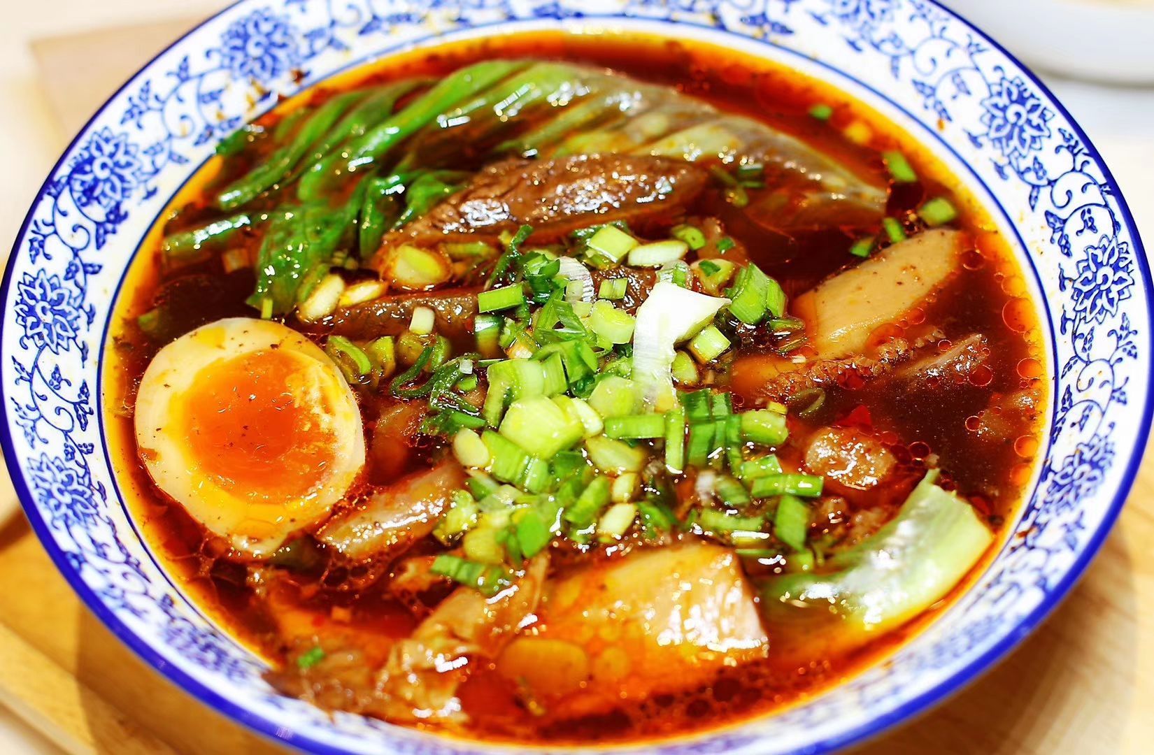 金玡居,解释为金为汤玡为骨,算是一个高端面馆.