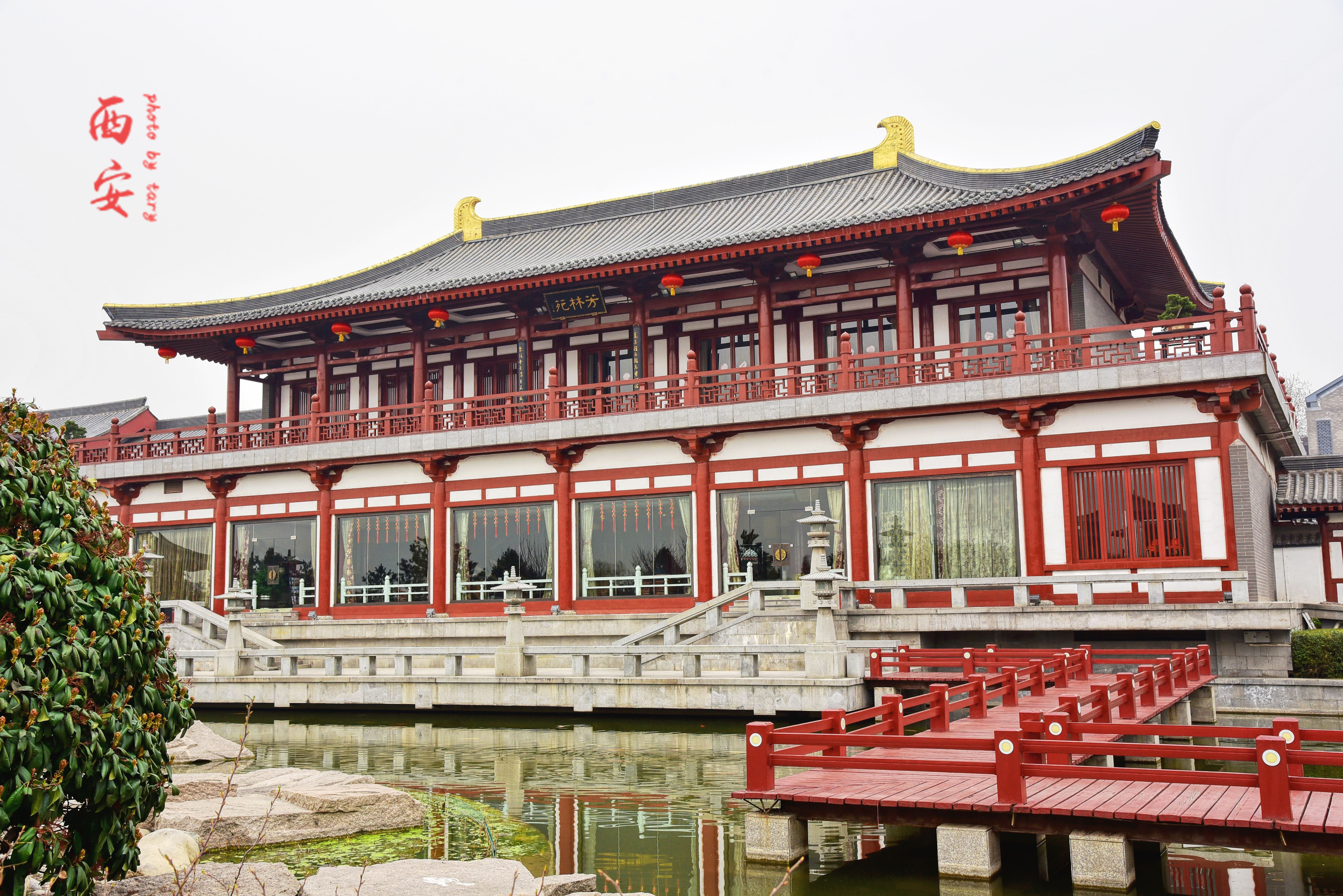 大唐芙蓉园位于西安市曲江新区,系在原唐代芙蓉园遗址上重建的国内首