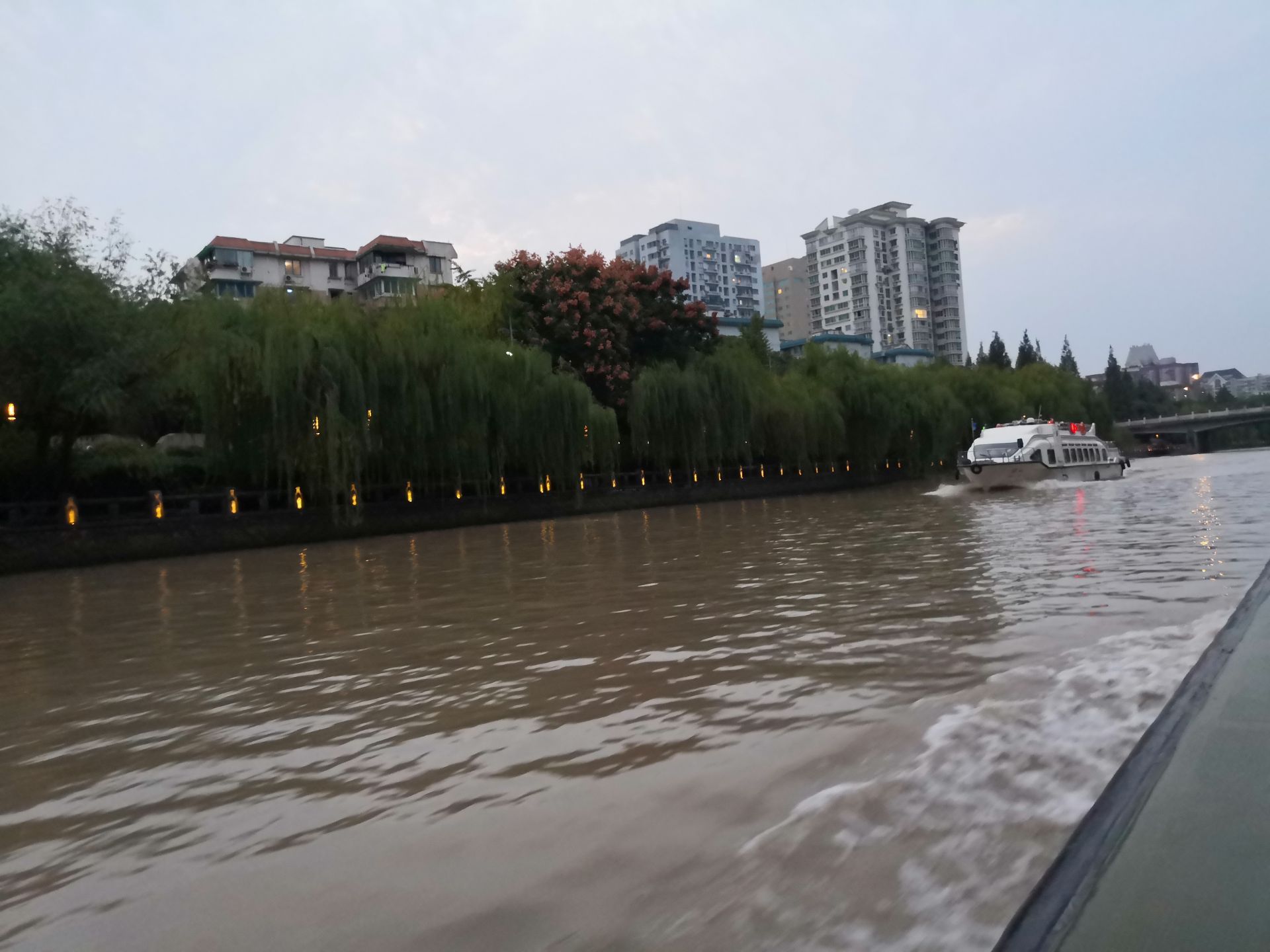 杭州是終點啦 運河沿岸的燈光還是不錯的 2019-10-22 船遊大運河感覺