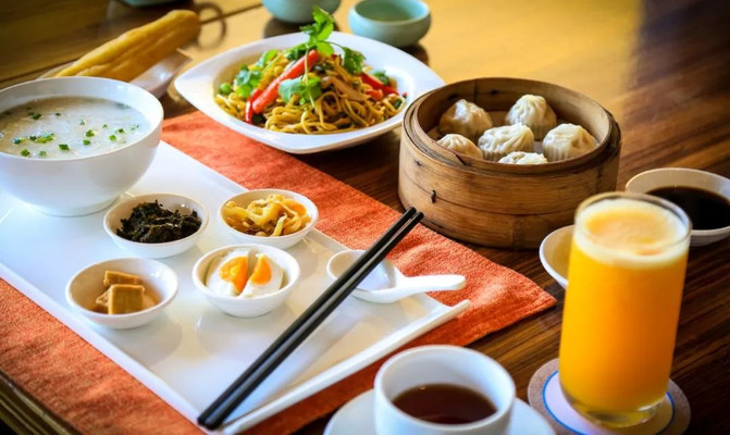 特色美式、中式及健康早餐，搭配不同饮品，诸多选择，总有一款适合你。