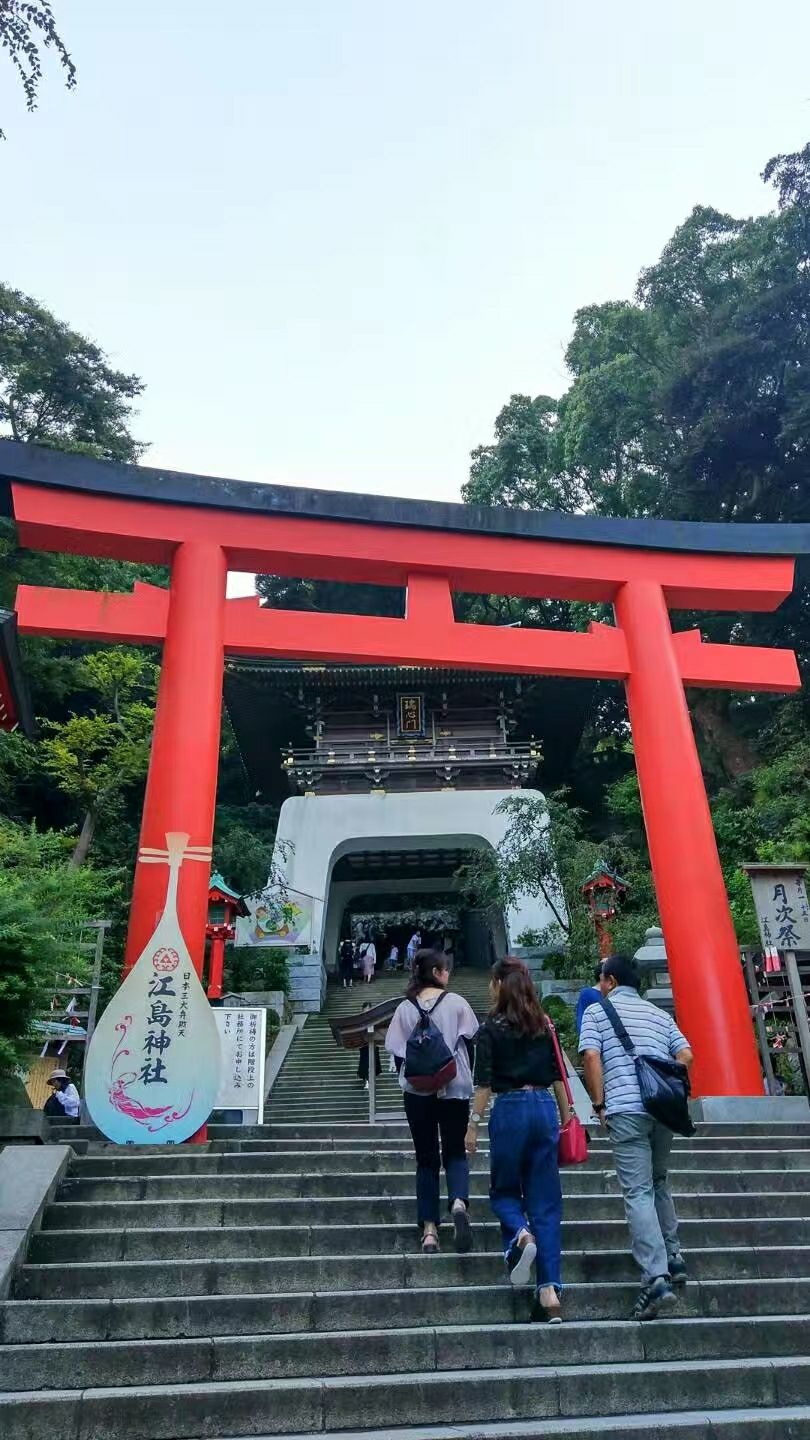江之岛的江岛神社是日本非常出名的神社的这里历史是非常的悠久的有过