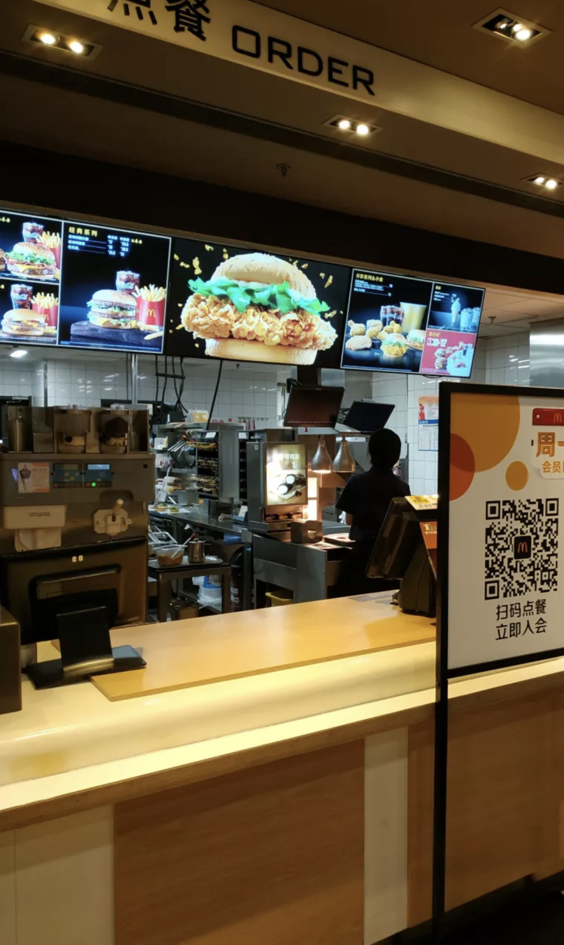 比较方便的,在手机上点好等号取餐就行,如果在附近还可以直接在手机上