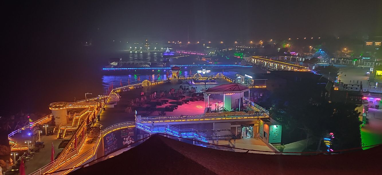 北戴河碧螺塔海上酒吧公园,位于北戴河海滨小东山,主建筑碧螺塔为海滨