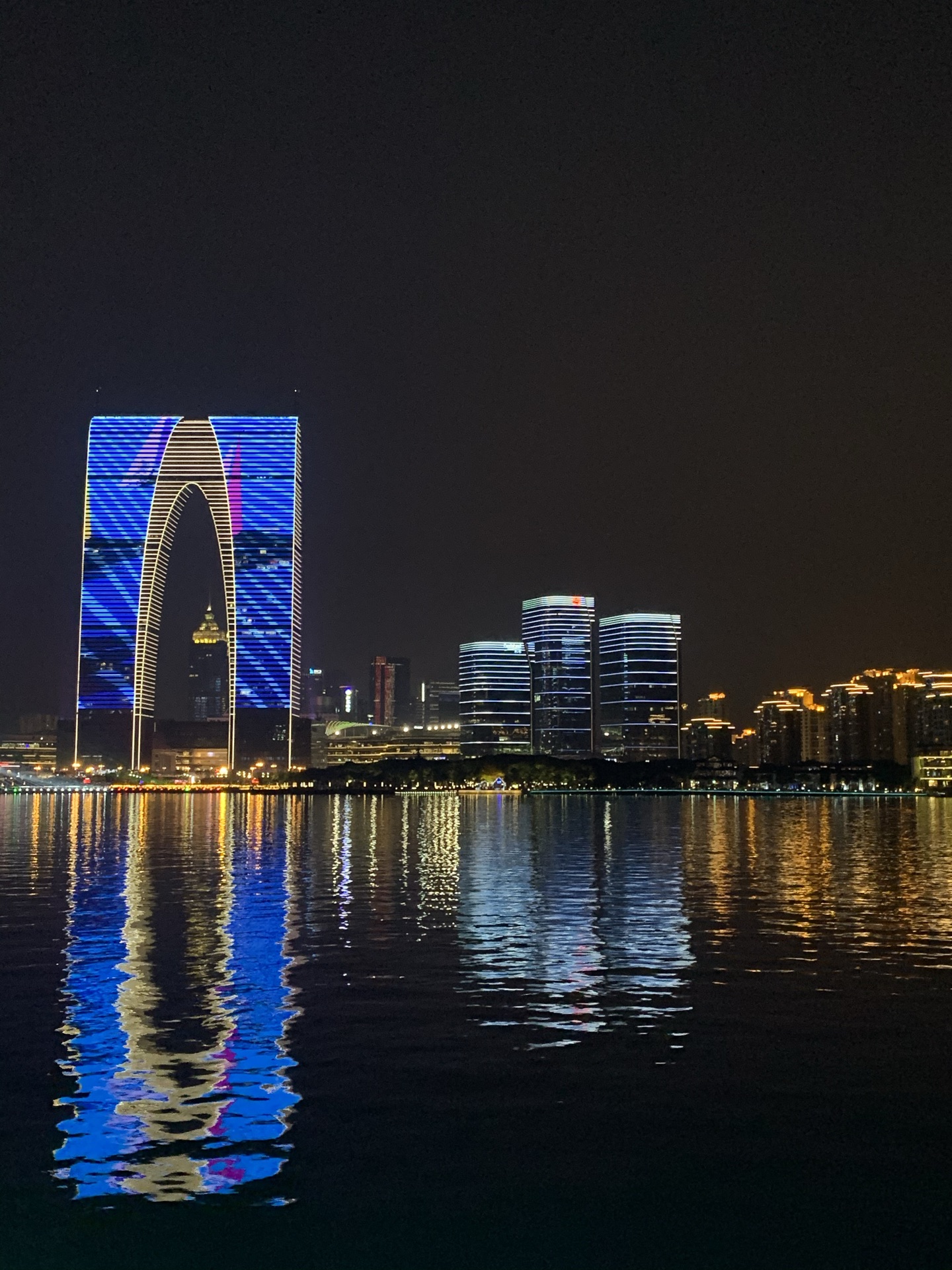 【携程攻略】苏州金鸡湖游船景点,一定要等晚上灯都开了再游船,摩天轮