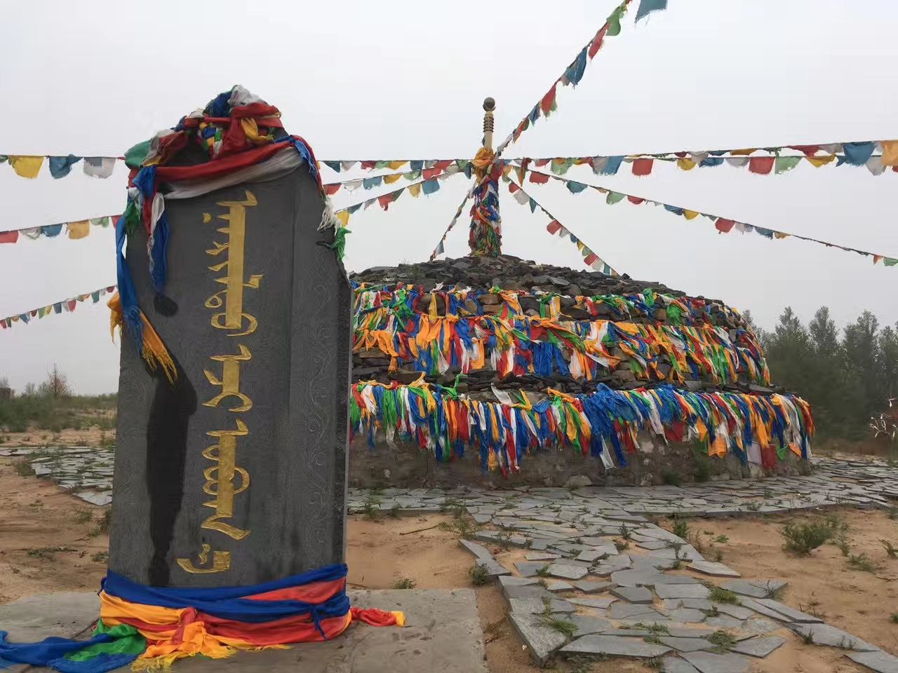 了内蒙古人民用于求雨的敖包,登上了甘旗卡最高的山看白塔在这里许愿