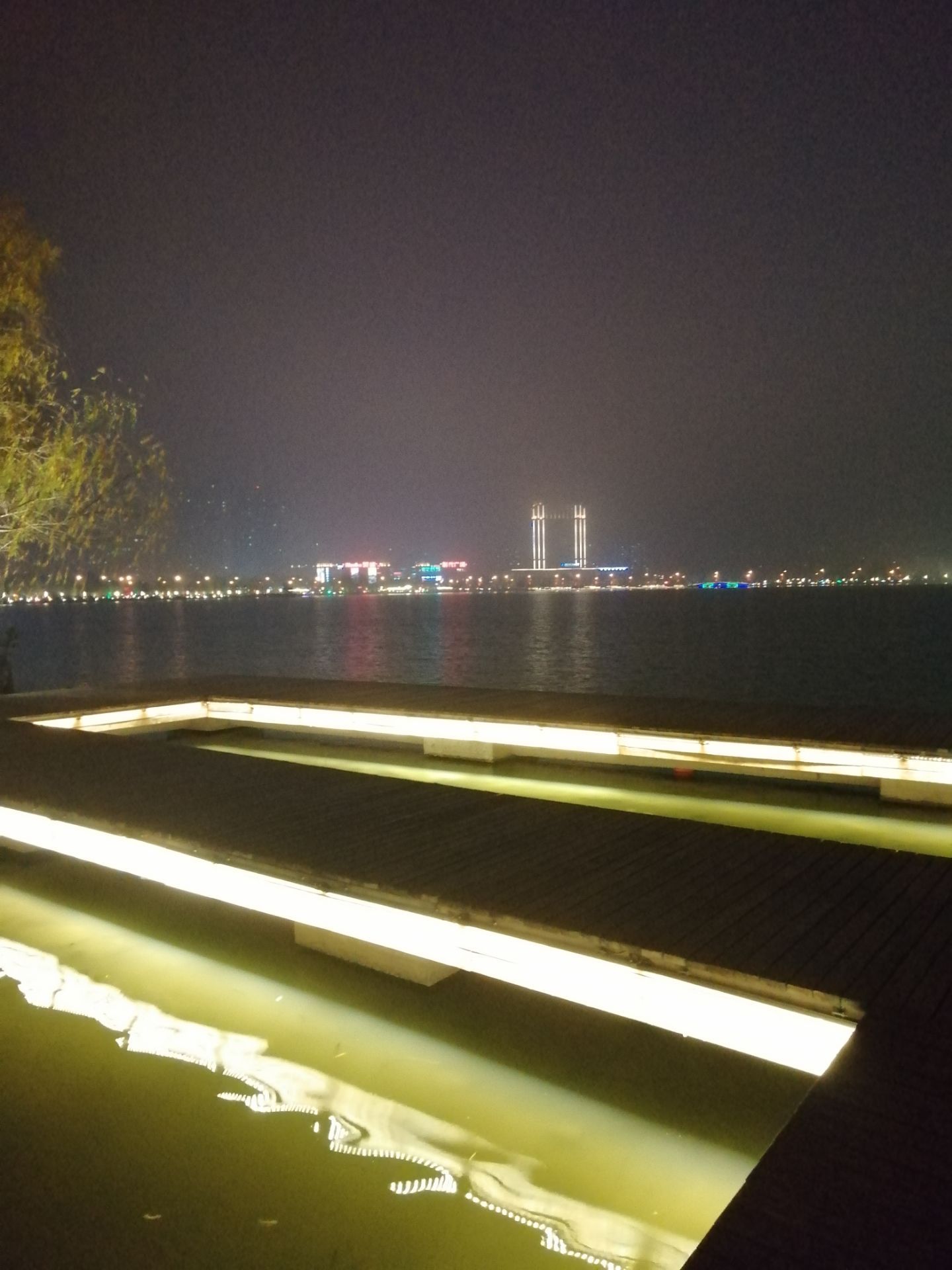六合龙池湖,附近交通便利,有s8龙池地铁站,夜晚景色真的很美,景观灯做