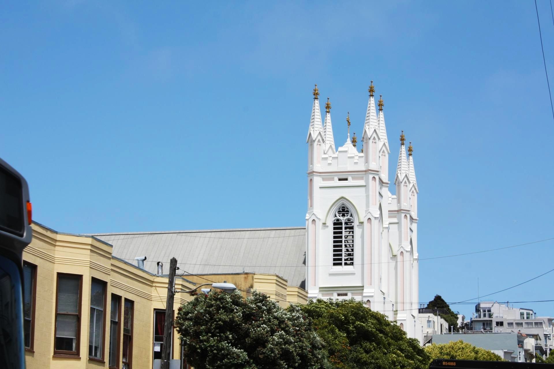 这是一座酷似巴黎圣母院的建筑,整座教堂大气恢宏,庄严肃穆.