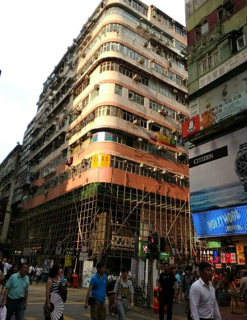 一个到了晚上才真正热闹起来的地方，不管是西洋菜街的行人专用区、女人街的特色小店、波鞋街的购物区