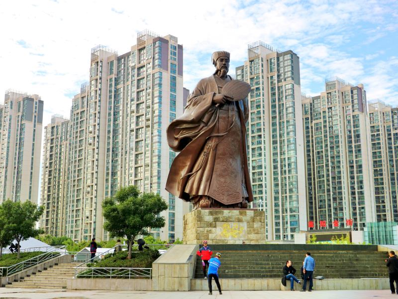 "晚上会有很多家庭在这里休闲散步" "是襄阳地标性建筑" "广场上还有