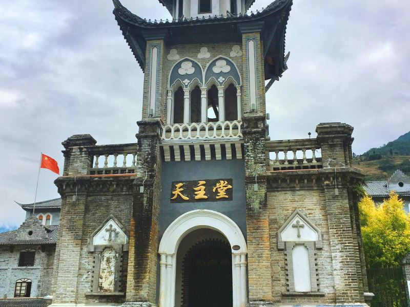 "在磨西古镇闲逛" "磨西中式建筑的小巷深处" "有一座天主教堂" "