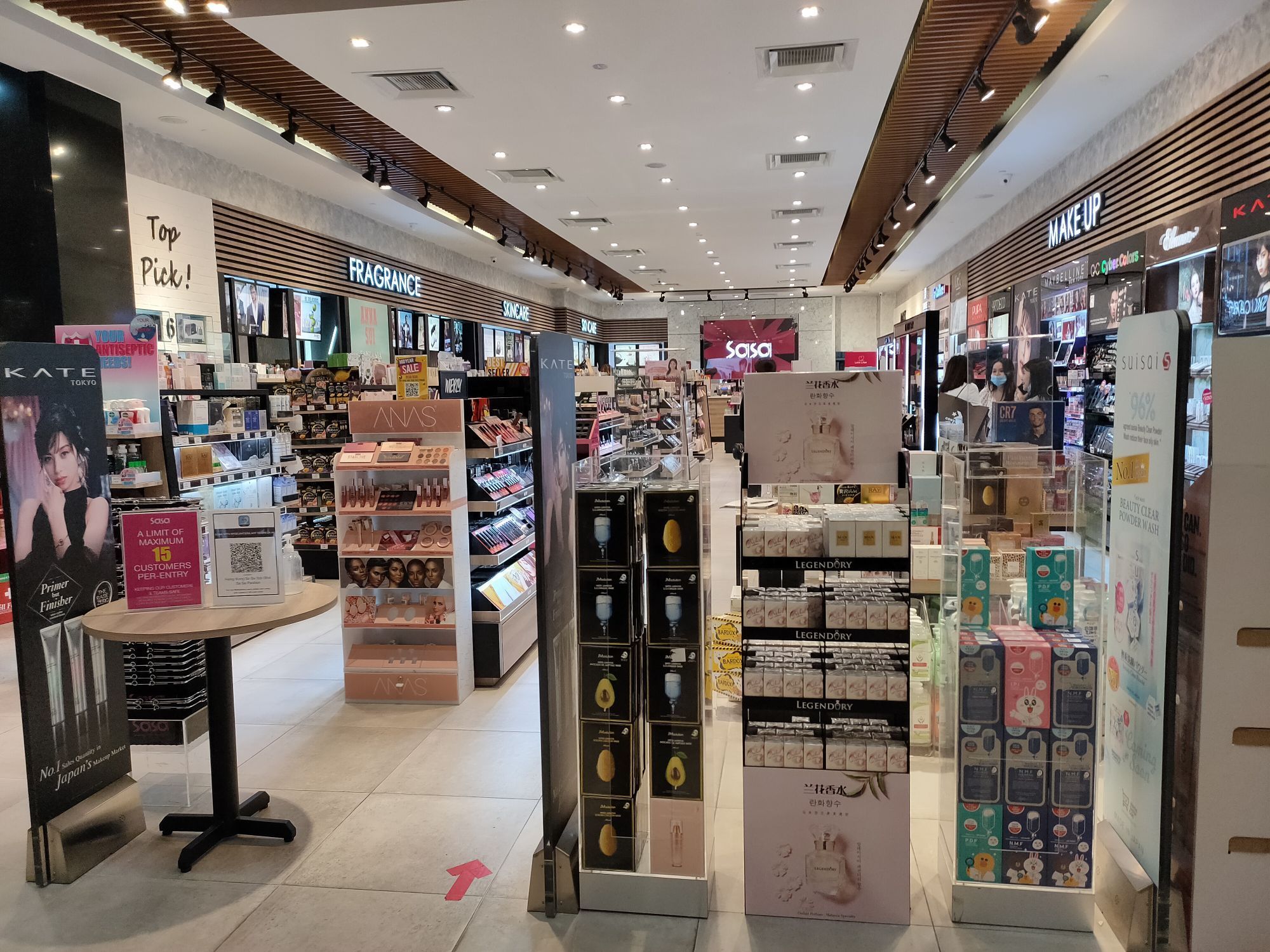 莎莎是香港知名化妝品連鎖店,這是一家在馬來西亞的分店,就在吉隆坡市