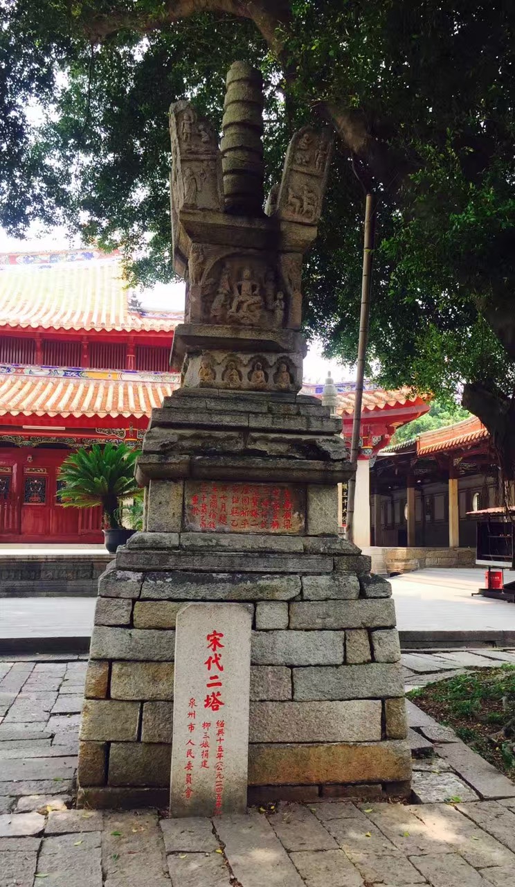 泉州開元寺位於鯉城區,相當於老區,加上開元寺前面那條路又是單行道