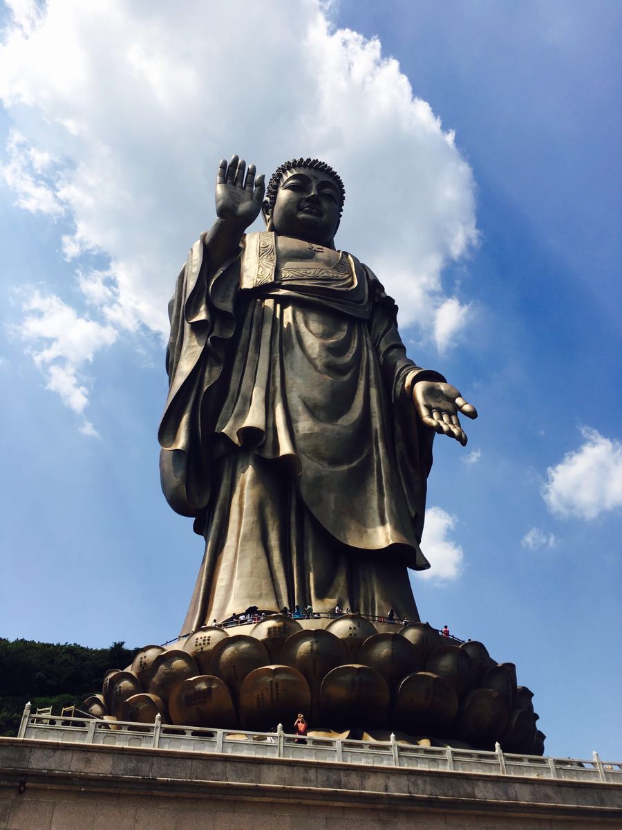 位于江苏省无锡市滨湖区,马山国家风景名胜区的山水之间灵山大佛在