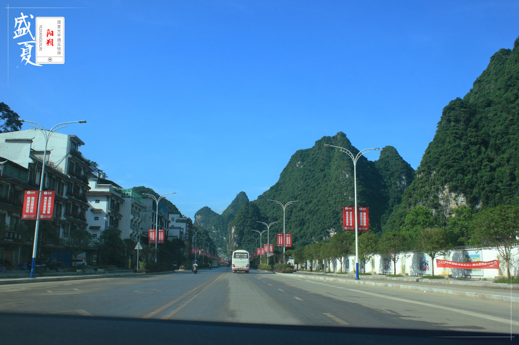 十里画廊是321国道在阳朔城南的一段景观带,路两侧群山连绵,风景如画.