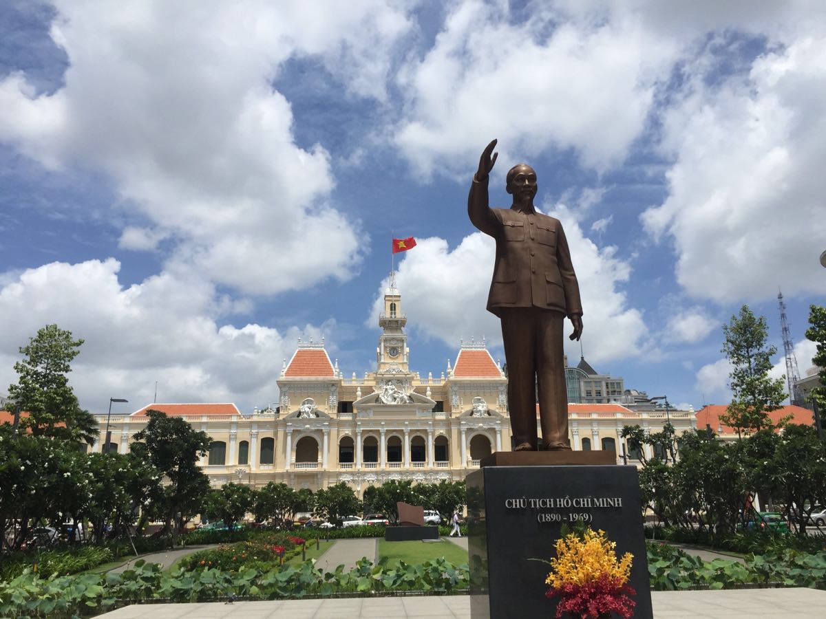 【携程攻略】胡志明市市政厅景点,市政厅广场早上清净,晚上热闹,很多