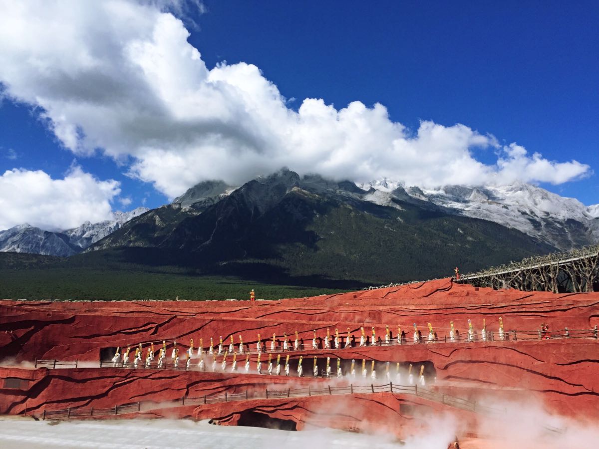 张艺谋导演的印象丽江,剧场位于海拔3050米玉龙雪山景区甘海子,是世